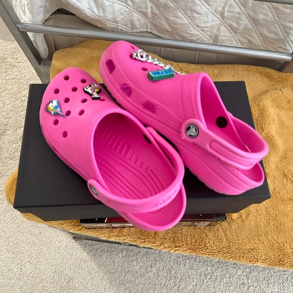Crocs Women’s Bubble Gun Pink PLUS 4 FREE Charms INCLUDED M/5 - W/7 - Picture 3 of 11